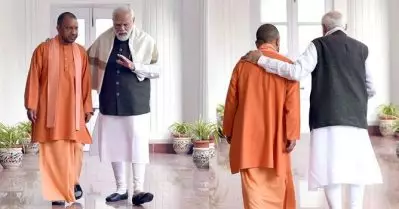 പുതിയ ഇന്ത്യ ഞങ്ങള് ദാ ഇങ്ങനെയിങ്ങനെ കെട്ടിപ്പടുക്കും! എയറിലായി മോദി-യോഗി ‘ഫോട്ടോഷൂട്ട്’