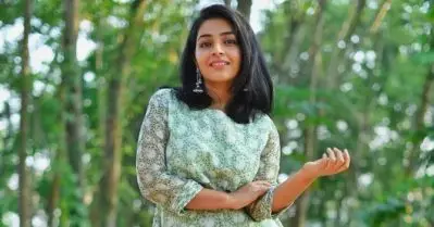 സ്‌ക്രിപ്റ്റ് വായിച്ചുകേള്‍പ്പിക്കുമ്പോള്‍ ഞാന്‍ എന്റെ അമ്മയുടെ മുഖമാണ് നോക്കിയത്; എല്ലാം ശരിയാകും സിനിമയെ കുറിച്ച് രജിഷ