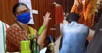 കാല് പിടിപ്പിച്ചത് പരിഷ്‌കൃത സമൂഹത്തിന് ചേര്‍ന്നതല്ല; കാസര്‍ഗോഡ് ഗവണ്‍മെന്റ് കോളേജ് പ്രിന്‍സിപ്പാളിനെതിരെ എസ്.എഫ്.ഐയും