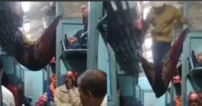 കിടക്കാന്‍ സ്ഥലമില്ല, ട്രെയിനില്‍ തൊട്ടില്‍ കെട്ടി സുഖനിദ്ര, വീഡിയോ വൈറല്‍