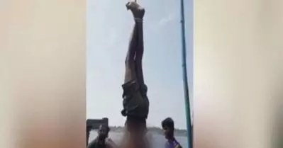 മൊബൈല്‍ ഫോണ്‍ മോഷ്ടിച്ചെന്ന് ആരോപിച്ച് മത്സ്യത്തൊഴിലാളിയെ കാലുകെട്ടി ബോട്ടില്‍ തലകീഴായി കെട്ടിത്തൂക്കി