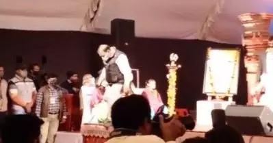 മുന്‍നിരയില്‍ കസേര കിട്ടിയില്ല; ക്ഷുഭിതനായ കോണ്‍ഗ്രസ് എം.എല്‍.എ ഇറങ്ങിപ്പോയി; കസേര കിട്ടിയപ്പോള്‍ തിരിച്ചുവന്നു