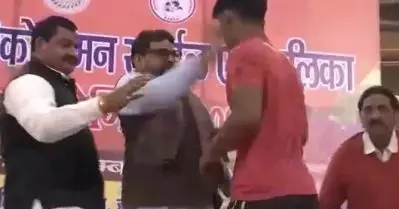 കായിക പരിപാടിക്കിടെ ഗുസ്തി താരത്തെ കയ്യേറ്റം ചെയ്ത് ബി.ജെ.പി എം.പി: വീഡിയോ