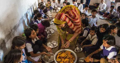 സവര്‍ണ വിദ്യാര്‍ത്ഥികള്‍ ഭക്ഷണം കഴിക്കാന്‍ വിസമ്മതിച്ചതിനെ തുടര്‍ന്ന് പിരിച്ചു വിട്ട ദളിത് പാചകക്കാരിയെ തിരിച്ചെടുത്തു