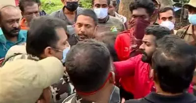 ശീമക്കൊന്നയുടെ കമ്പും മൊബൈല്‍ ടോര്‍ച്ചുമായി ഞങ്ങള്‍ കടുവയെ തിരയുമ്പോള്‍ നിങ്ങള്‍ എവിടെയായിരുന്നു; കുറുക്കന്‍മൂലയില്‍ വനംവകുപ്പ് ഉദ്യോഗസ്ഥര്‍ക്കെതിരെ നാട്ടുകാരുടെ പ്രതിഷേധം