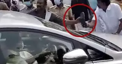 ജയലളിത സ്മാരകത്തില്‍ എത്തിയ മുന്‍ മുഖ്യമന്ത്രി പളനിസ്വാമിയുടെ കാറിന് നേരെ ചെരിപ്പേറ്