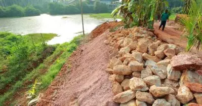 പ്രകൃതി ചികിത്സാകേന്ദ്രത്തിന് പിറകിലെ വയല്‍ നികത്തല്‍ തടഞ്ഞ് അധികൃതര്‍