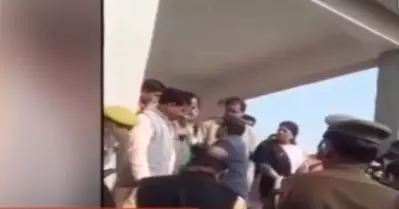 ലഖിംപൂര്‍ കൂട്ടക്കൊലയെക്കുറിച്ച് ചോദിച്ചതിന് മാധ്യമപ്രവര്‍ത്തകനെ ആക്രമിച്ച് കേന്ദ്രമന്ത്രി അജയ് മിശ്ര