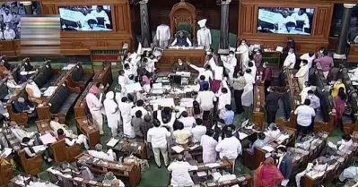75 വര്‍ഷത്തിന് ശേഷം രാജ്യത്ത് തുല്യത ഉറപ്പാക്കിയെന്ന് സ്മൃതി ഇറാനി, ബില്‍ കീറിയെറിഞ്ഞ് പ്രതിപക്ഷം; വിവാഹപ്രായ ഏകീകരണ ബില്‍ അവതരിപ്പിച്ചു