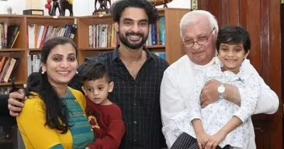 ‘മിന്നല്‍ മുരളിയെ ഇഷ്ടപ്പെട്ടത്തില്‍ സന്തോഷം’; രാജ് ഭവനിലെത്തി ഗവര്‍ണറെ കണ്ട് ടൊവിനോയും കുടുംബവും