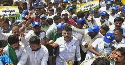 ഇവിടെ കൊറോണയുമില്ല, ഇവിടെ രോഗവുമില്ല; കൊവിഡ് നിയന്ത്രണങ്ങള്‍ ലംഘിച്ച് കര്‍ണാടകയില്‍ കോണ്‍ഗ്രസ് മാര്‍ച്ച്