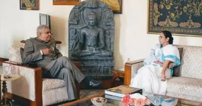 തങ്ങളെ അടിമകളെപ്പോലെയാണ് ഗവര്‍ണര്‍ കാണുന്നത്; ഇനി എന്റെ ട്വിറ്റര്‍ അക്കൗണ്ടില്‍ ഗവര്‍ണര്‍ ഉണ്ടാവില്ല: മമതാ ബാനര്‍ജി