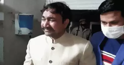 ‘പാര്‍ട്ടിക്ക് വേണ്ടി ഇത്രയും കാലം പണിയെടുത്തിട്ടും തെരഞ്ഞെടുപ്പില്‍ സീറ്റ് നല്‍കിയില്ല’; പൊട്ടിക്കരഞ്ഞ് ബി.എസ്.പി നേതാവ്; വീഡിയോ