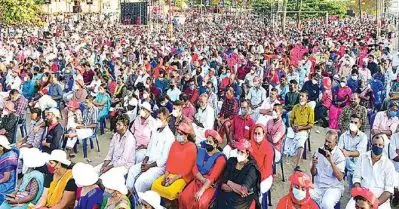 കൊവിഡ് മാനദണ്ഡങ്ങള്‍ പാലിക്കാതെ സി.പി.ഐ.എം പൊതുസമ്മേളനം; വിലക്കിയിട്ടും കടപ്പുറം നിറഞ്ഞ് അണികള്‍