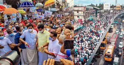 ഒമിക്രോണ്‍ വ്യാപനത്തിനിടെ സര്‍ക്കാരിന്റെ ഉദ്ഘാടന മാമാങ്കം; സമൂഹമാധ്യമങ്ങളില്‍ വിമര്‍ശനം
