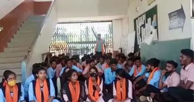 കാവി ഷാളണിഞ്ഞ് എ.ബി.വി.പി പ്രവര്ത്തകരുടെ പ്രതിഷേധം; ഗവ. കോളജില് ഹിജാബ് ധരിക്കുന്നത് നിരോധിച്ചു