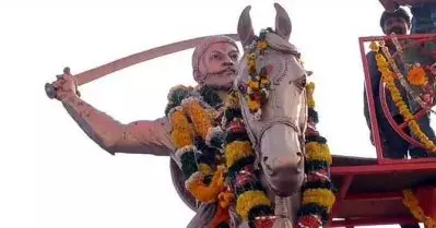 മഹാരാഷ്ട്രയില്‍ പൊതുസ്ഥലം കയ്യേറി ശിവജിയുടെ പ്രതിമ സ്ഥാപിച്ച് എം.എല്‍.എ; നീക്കം ചെയ്ത് പൊലീസ്