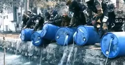 ‘മുസ്‌ലിങ്ങള്‍ മദ്യം നിര്‍മിക്കാനോ വിതരണം ചെയ്യാനോ പാടില്ല’;3000 ലിറ്റര്‍ മദ്യം കനാലില്‍ ഒഴുക്കിക്കളഞ്ഞ് താലിബാന്‍