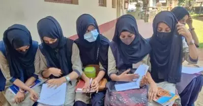 ഹിജാബ് നിരോധനത്തിനെതിരെ പ്രതികരിച്ചതിനാല്‍ വിദ്യാര്‍ത്ഥിനികള്‍ക്ക് 20 ദിവസമായി ഹാജരില്ല; കോളേജുകളില്‍ യൂണിഫോം നടപ്പാക്കാനൊരുങ്ങി പി.യു അധികൃതര്‍