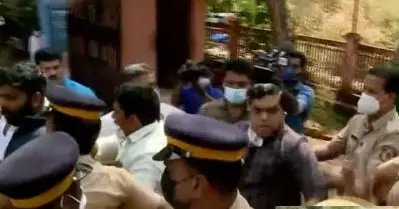 കെ റെയില്‍ വിശദീകരണ യോഗത്തിലേക്ക് യൂത്ത് കോണ്‍ഗ്രസ് പ്രതിഷേധം; മാധ്യമപ്രവര്‍ത്തകരെ പൊലീസ് മര്‍ദ്ദിച്ചെന്ന് ആരോപണം