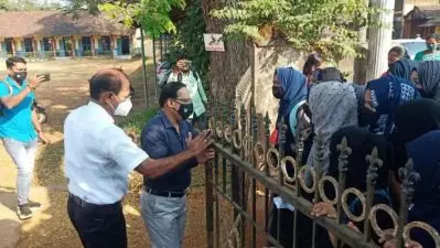 ഹിജാബ് ധരിച്ചവര്‍ മറ്റൊരു ക്ലാസില്‍ ഇരിക്കണമെന്നും എന്നാല്‍ പഠിപ്പിക്കില്ലെന്നും കര്‍ണാടകയിലെ കോളേജുകള്‍