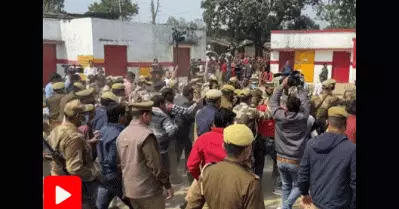 മകന്‍ കര്‍ഷകരെ കാര്‍ കയറ്റി കൊന്ന സംഭവം; മാധ്യമങ്ങളുടൈ ചോദ്യത്തിന് വിക്ടറി സൈന്‍ കാണിച്ച് അജയ് മിശ്ര; ലഖിംപൂര്‍ ഖേരിയിലെത്തി വോട്ട് ചെയ്തു