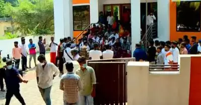 ബി.ജെ.പി കാസര്‍കോഡ് ജില്ലാ ഓഫീസ് പ്രവര്‍ത്തകര്‍ ഉപരോധിച്ചു; ‘മറ്റൊരു നേതൃത്വത്തിലും ഇത്തരം പ്രവൃത്തിയുണ്ടാവില്ല’