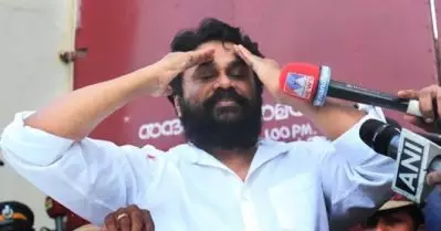 ദിലീപിന്റെ വീടിന് മുന്‍പില്‍ ലഡു വിതരണം, ആഹ്ലാദപ്രകടനം
