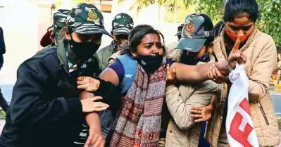 ഹിജാബ് നിരോധനത്തില്‍ പ്രതിഷേധിച്ചവര്‍ക്കെതിരെ ദല്‍ഹി പൊലീസിന്റെ എഫ്.ഐ.ആര്‍; പൊലീസ് മോശമായി പെരുമാറിയെന്ന് സമരക്കാര്‍
