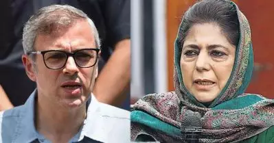 കോടതി വിധി വരുന്നത് വരെ വിദ്യാര്‍ത്ഥിനികള്‍ കോളേജിന് പുറത്ത് തന്നെ; ഹിജാബ് നിരോധനത്തിനെതിരെ കശ്മീര്‍ മുന്‍ മുഖ്യമന്ത്രിമാര്‍ രംഗത്ത്