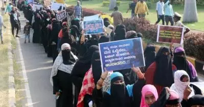 ഹിജാബ് നിരോധനത്തിനെതിരെ സമരം ചെയ്ത വിദ്യാര്‍ത്ഥിനികള്‍ക്കും രക്ഷിതാക്കള്‍ക്കുമെതിരെ പൊലീസ് അന്വേഷണം; സമരത്തിന് പിന്നില്‍ തീവ്രവാദ സംഘങ്ങളെന്ന് സര്‍ക്കാര്‍