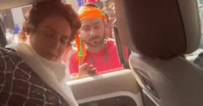 ബി.ജെ.പി റാലിയില്‍ പങ്കെടുത്ത് മടങ്ങുന്നവര്‍ പ്രിയങ്ക ഗാന്ധിക്കൊപ്പം സെല്‍ഫിയെടുക്കാന്‍ മത്സരം; ഇതാണ് ഉത്തര്‍പ്രദേശിലെ രാഷ്ട്രീയ അന്തരീക്ഷമെന്ന് കോണ്‍ഗ്രസ്