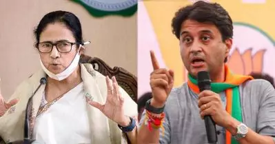 സംസ്ഥാനത്ത് വികസനം വേണമെങ്കില്‍ ആദ്യം നിങ്ങള്‍ ഫയലുകള്‍ നീക്കണം; വിമാനത്താവള നിര്‍മാണത്തിന് വേണ്ട ഭൂമി പോലും തരുന്നില്ല; മമത സര്‍ക്കാരിനെതിരെ സിന്ധ്യ