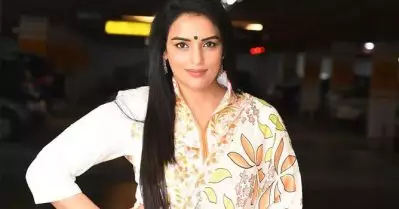 ഭര്‍ത്താവിനും മകള്‍ക്കുമൊപ്പമുള്ള ചിത്രങ്ങള്‍ സോഷ്യല്‍ മീഡിയയില്‍ പങ്കുവെക്കാത്തതിന് കാരണമുണ്ട്; ശ്വേത മേനോന്‍ പറയുന്നു