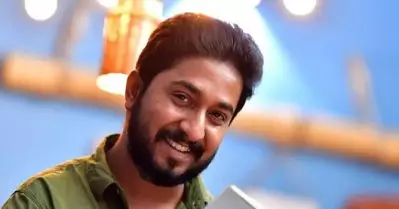 ഒരുപാട് പേര്‍ ചോദിച്ച ചോദ്യത്തിന് ഉത്തരം പറഞ്ഞ് വിനീത്; അവിടെ ചെന്നാല്‍ പൊറോട്ട കിട്ടില്ലേയെന്ന് കമന്റ്