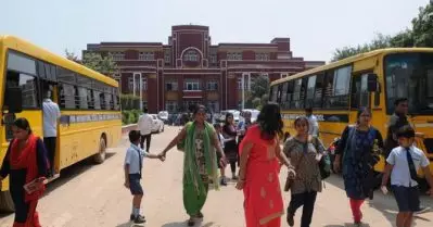 ‘മാന്യമായ വസ്ത്രം ധരിക്കണം’; ഹിജാബ് വിവാദത്തിനിടയില്‍ രക്ഷിതാക്കള്‍ക്കും ഡ്രസ് കോഡ് ഏര്‍പ്പെടുത്തി കര്‍ണാടകയിലെ സ്‌കൂളുകള്‍