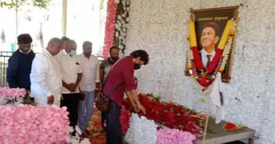 പുനീതിന്റെ സ്മാരകത്തിലെത്തി ആദരാഞ്ജലി അര്‍പ്പിച്ച് വിജയ്