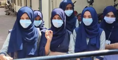 ഹിജാബ് വിവാദത്തിനിടയില്‍ ക്രമസമാധാനവും സമത്വവും ലംഘിക്കുന്ന വസ്ത്രങ്ങള്‍ വിദ്യാഭ്യാസ സ്ഥാപനങ്ങളില്‍ നിരോധിച്ച് കര്‍ണാടക സര്‍ക്കാര്‍