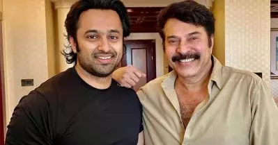 ‘ഷര്‍ട്ട് ധരിച്ച് നില്‍ക്കുന്നത് ഒരു ഇതിഹാസമാണ്’; മമ്മൂട്ടിക്കൊപ്പമുള്ള ചിത്രം പങ്കുവെച്ച് ഉണ്ണി മുകുന്ദന്‍