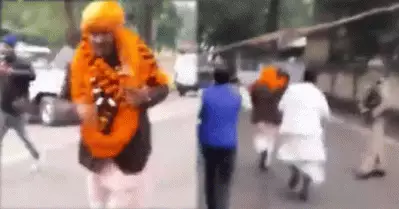 പരക്കം പാച്ചിലുമായി യു.പി കായികമന്ത്രി; എന്ത് കാര്യത്തിനെന്ന് സോഷ്യല്‍ മീഡിയ; വീഡിയോ