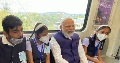 ഞായറാഴ്ചകളിലും നമ്മള്‍ സ്‌കൂളില്‍ പോവുമോ! മോദിയുടെ മെട്രോ യാത്രയെ ട്രോളി ബി.വി. ശ്രീനിവാസ്