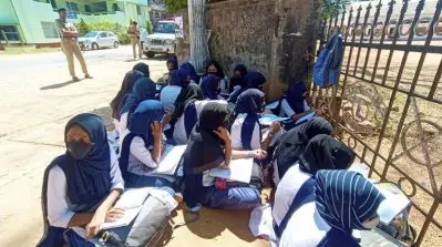 ഹിജാബ് ധരിച്ചെത്തുന്നവരെ പരീക്ഷ ഹാളില്‍ പ്രവേശിപ്പിക്കില്ല; നിരോധനം വന്നതോടെ പരീക്ഷക്കെത്തുന്ന മുസ്‌ലിം വിദ്യാര്‍ത്ഥിനികളുടെ എണ്ണം ഉയര്‍ന്നു: ബി.സി. നാഗേഷ്