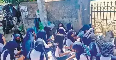 ‘ഹിജാബ് നിരോധനത്തിനെതിരെ പ്രതിഷേധിച്ച വിദ്യാര്‍ത്ഥികള്‍ക്ക് റീ-എക്‌സാം നടത്തേണ്ട’; പ്രതികാര നടപടിയുമായി കര്‍ണാടക സര്‍ക്കാര്‍