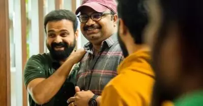 ഒരു ദിവസം രാത്രി പത്തരമണിക്ക് ചാക്കോച്ചന്‍ വിളിച്ചു; ആ കോളില്‍ നിന്നും അവിചാരിതമായി വീണു കിട്ടിയ ത്രെഡാണ് സിനിമക്ക് പ്രചോദനമായത്: ജിസ് ജോയ്