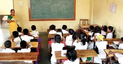 ‘ഹിജാബ് നിരോധിച്ച കര്‍ണാടകയില്‍ വിദ്യാര്‍ത്ഥികള്‍ ഇനി ഭഗവത് ഗീതയും പഠിക്കണം’; ഗുജറാത്തിന് പിന്നാലെ ഭഗവത് ഗീത പാഠ്യപദ്ധതിയിലുള്‍പ്പെടുത്താന്‍ കര്‍ണാടക