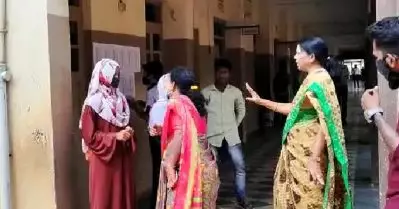 ഹിജാബ് ധരിക്കാതെ പരീക്ഷയെഴുതില്ല; മുസ്‌ലിം പെണ്‍കുട്ടികള്‍ യൂണിവേഴ്‌സിറ്റി പരീക്ഷ ബഹിഷ്‌കരിച്ചു