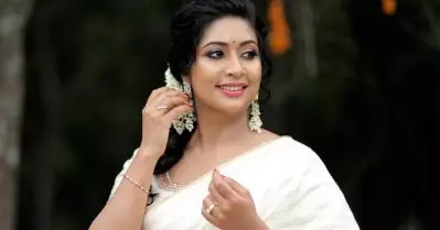 സിനിമയില്‍ നിന്നുള്ള ആ പ്രണയം എനിക്ക് തന്നെ വര്‍ക്ക് ഔട്ട് ആയില്ല, വീട്ടുകാരുടെ സമ്മതം പിന്നെയല്ലേ: നവ്യ