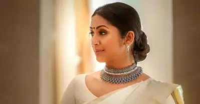മള്‍ട്ടി ടാസ്‌കിങ്; നടിമാരോടുള്ള സ്റ്റീരിയോടൈപ്പ് ചോദ്യങ്ങള്‍; ജോണി ലൂക്കോസിനുള്ള നവ്യയുടെ മറുപടി