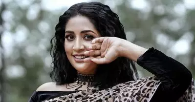 അമ്മാവനും സ്വാമി അങ്കിളിനും മമ്മൂക്കക്കും മാത്രമാണ് ആ സിനിമയുടെ കഥ അറിയുന്നത്; ബാക്കി എല്ലാവരും ഇങ്ങനെ അങ്ങോട്ടുമിങ്ങോട്ടും ടട്ടട്ട ടടട്ട മ്യൂസിക് ഇട്ട് നടക്കുകയാണ്: നവ്യ നായര്‍