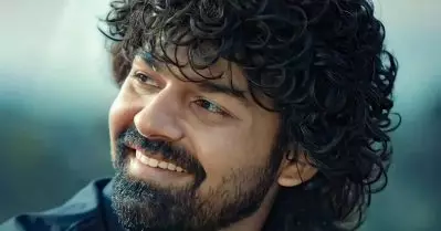 ആകെ ടെന്‍ഷനിലാണ് ഇനിയെന്നെ കൂടുതല്‍ പേരറിയും: റോഡ് സൈഡില്‍ തൂക്കിയിടുന്ന ഷര്‍ട്ടില്ലെ, അതിട്ടാല്‍ നല്ല കംഫേര്‍ട്ടബിളാണ്‌; പ്രണവിനെ കുറിച്ച് മനോജ് കെ. ജയന്‍